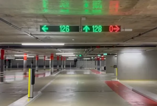 IoT-based smart indoor LED signage display, 1000x200 mm, 192x32 resolution, full-color arrows, text, and logos